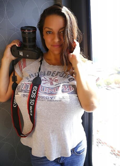 Enchanting american dark-haired milf Monica Mendez in jeans showing her beauty 