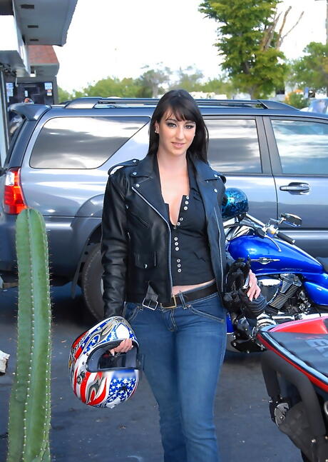 Attractive american milf Natalie Minx banged after hot suck outdoor